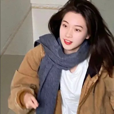 坐推土机的少女